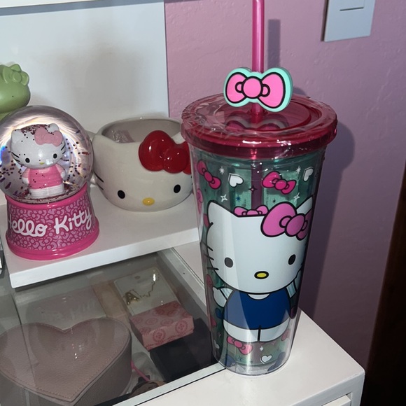 Hello Kitty - Picture 2 of 3